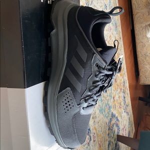 NIB size 8 men’s sneaker